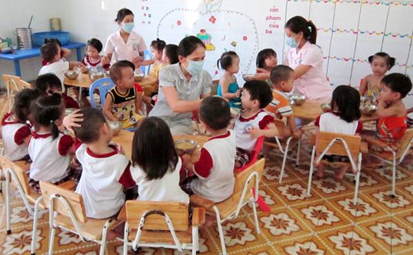 trẻ em mầm non được hỗ trợ bữa ăn dinh dưỡng