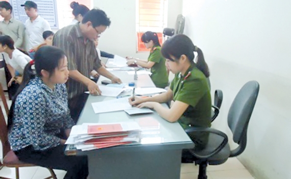 Từ 30/3, Công an có quyền từ chối làm việc với người ăn mặc phản cảm