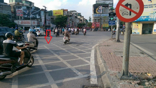 Gặp vạch kẻ đường mắt võng, đi như nào cho chuẩn?