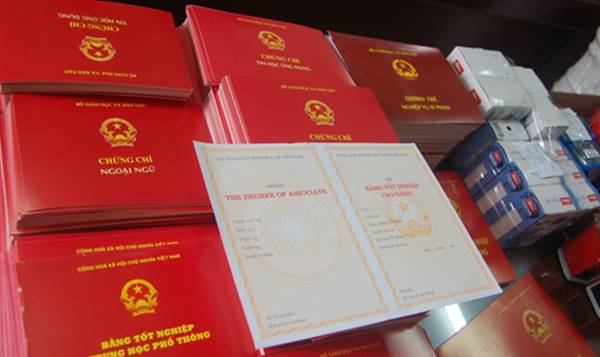 cấp văn bằng trái quy định
