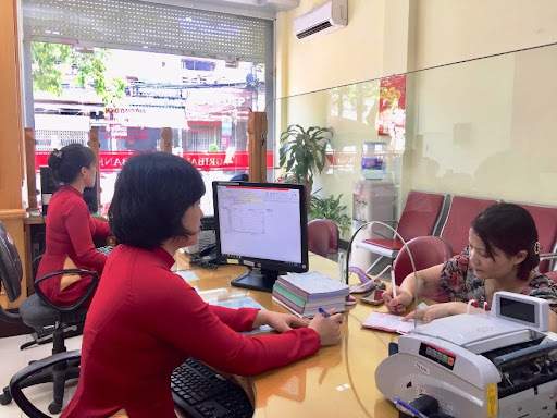 Đến ngân hàng Agribank để mở thẻ ATM