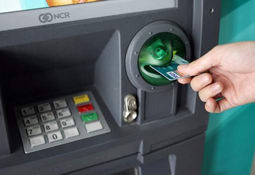 Chuyển tiền vào thứ 7 tại cây ATM