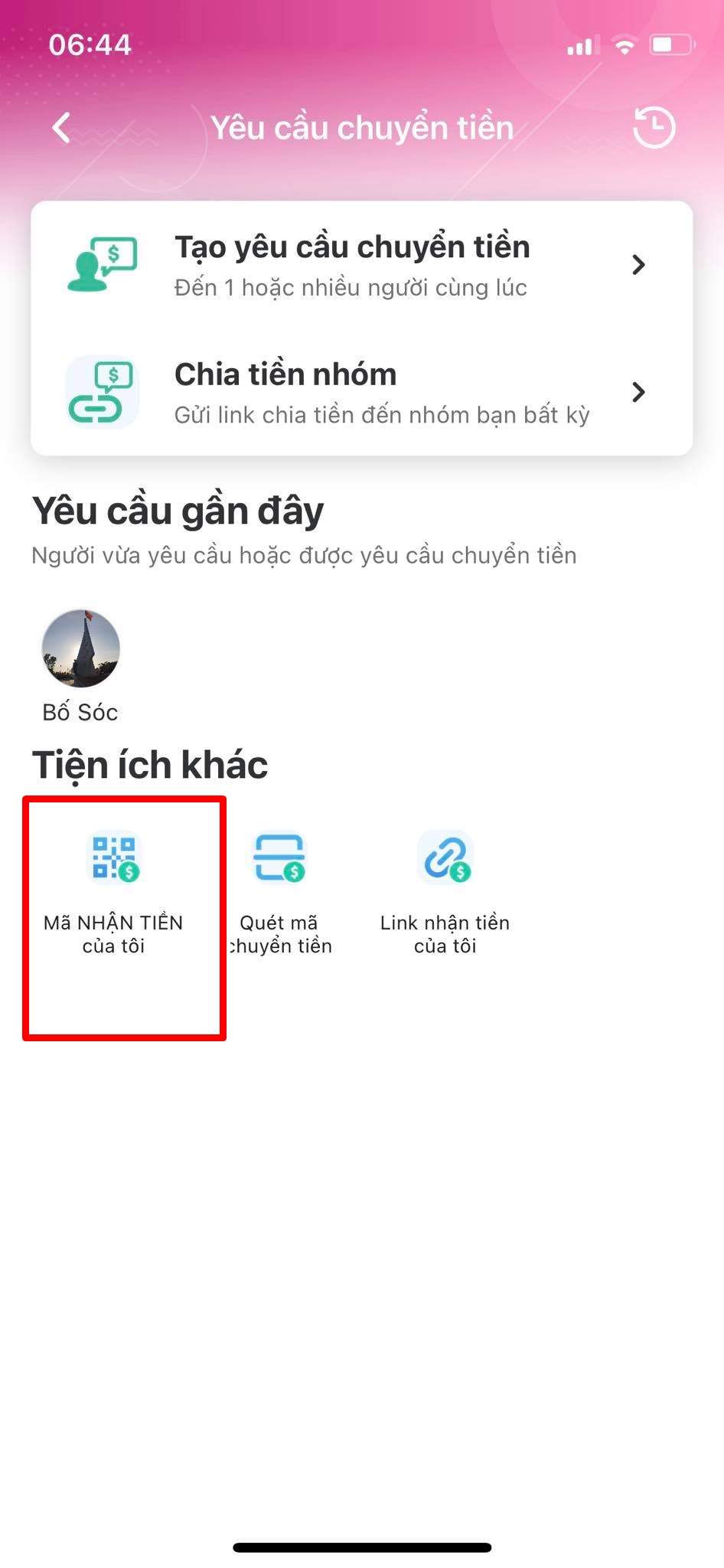Đưa mã nhận tiền cho nhân viên