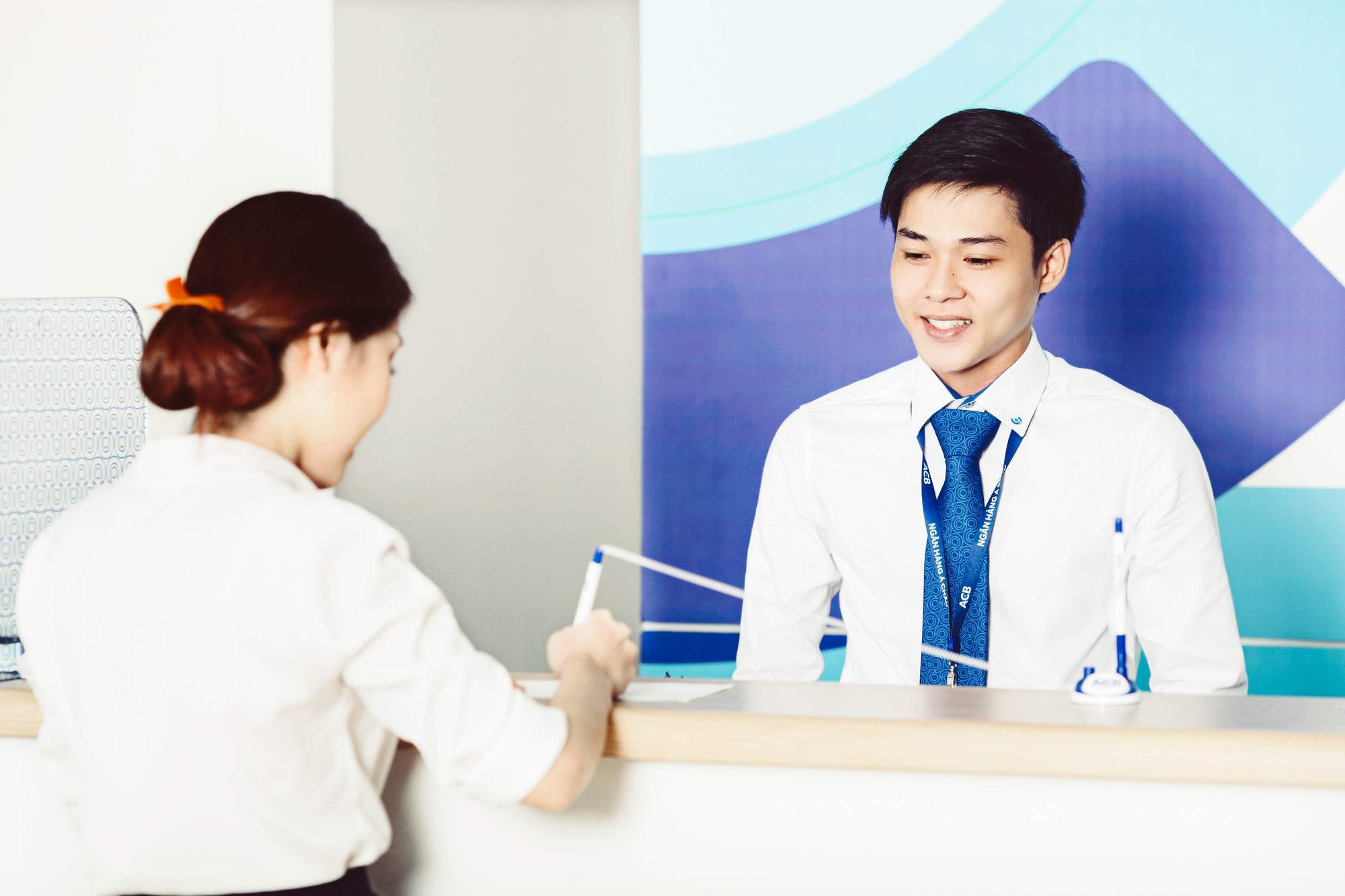 Khách hàng phải đến ngân hàng ACB để làm thủ tục