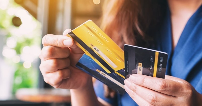 Khoá thẻ ngân hàng Sacombank tại quầy giao dịch