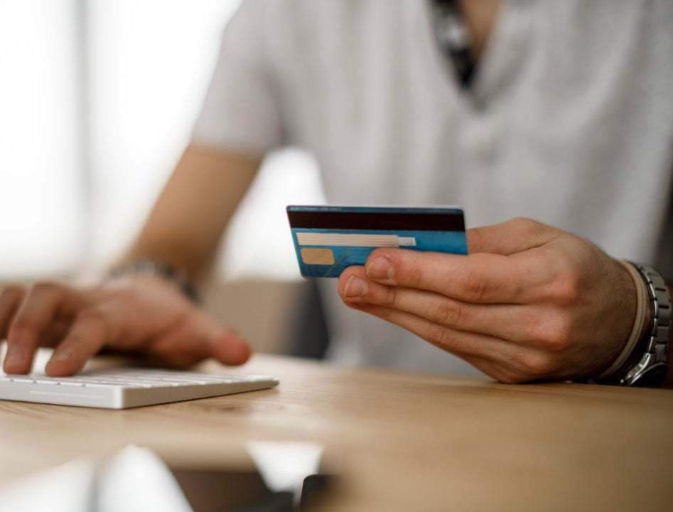 Khóa thẻ Agribank có chuyển khoản được không
