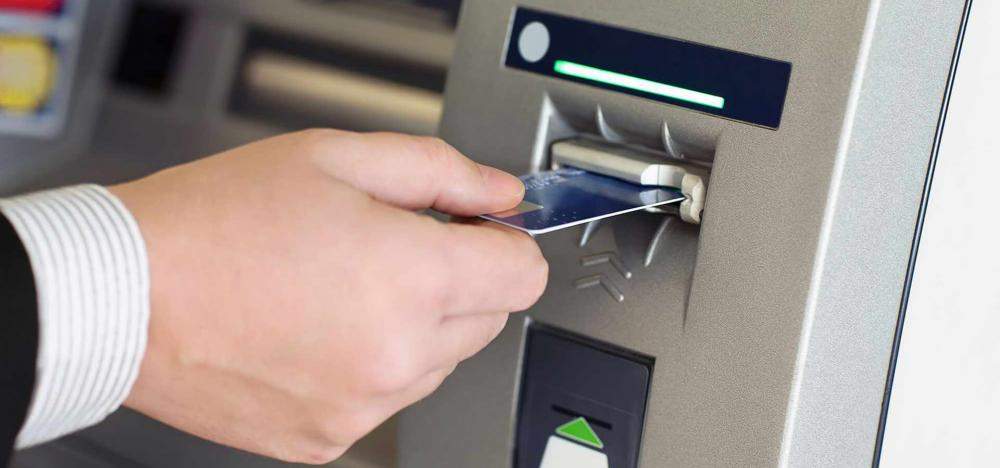 Thẻ Vietcombank có thể bị khóa do sử dụng tại cây ATM không liên kết với ngân hàng