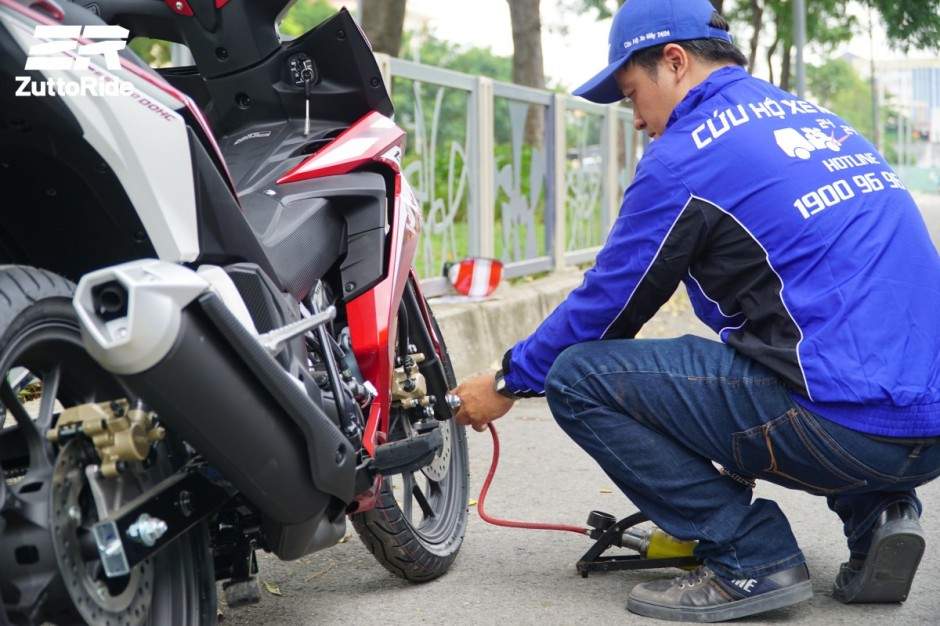 Nhân viên của ZR-VN sẽ vá tạm thời khi xe bị xì lốp