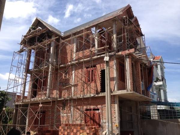 Có được xây nhà trên đất xen kẹt không?