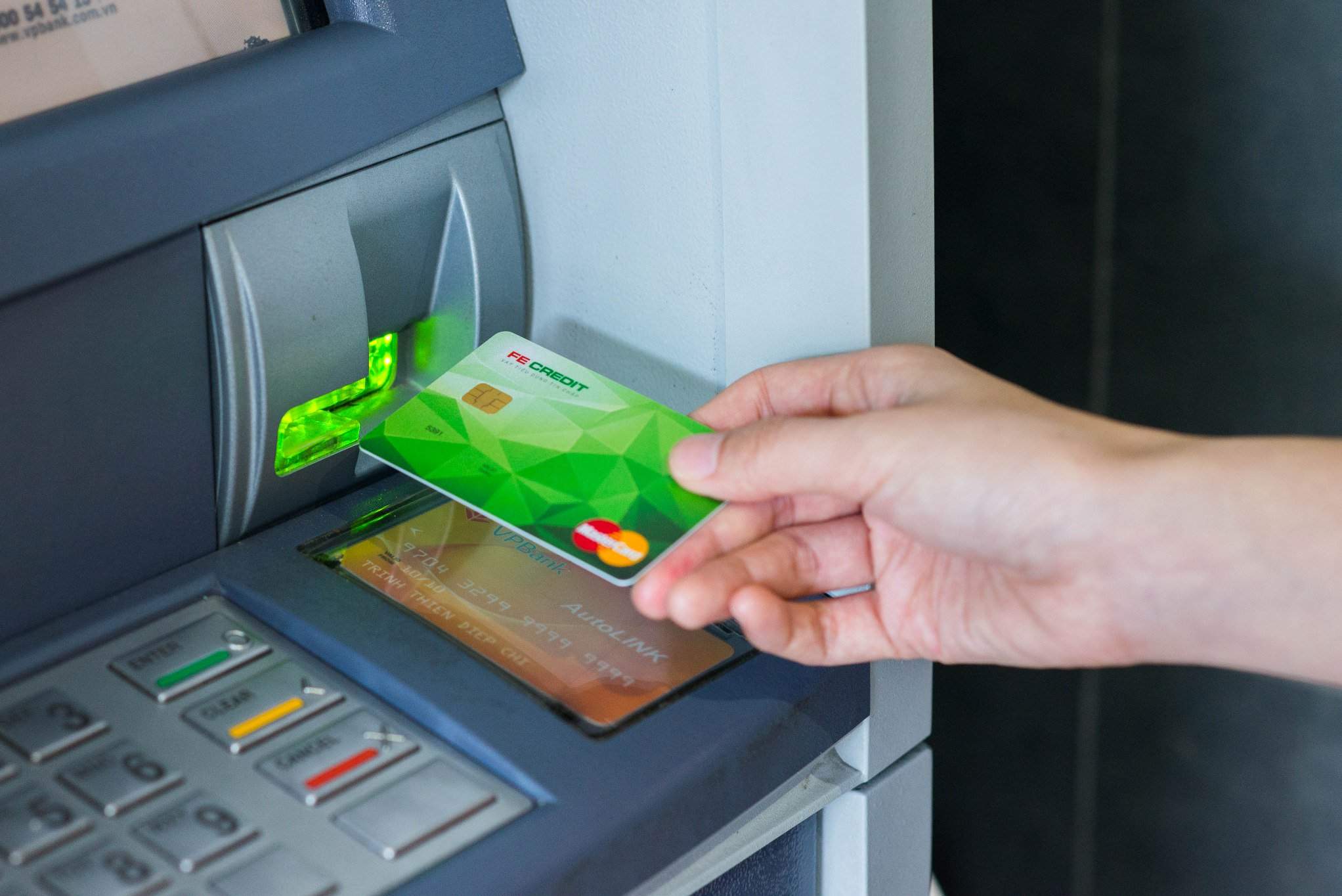 Cách khóa thẻ tín dụng Fe Credit 