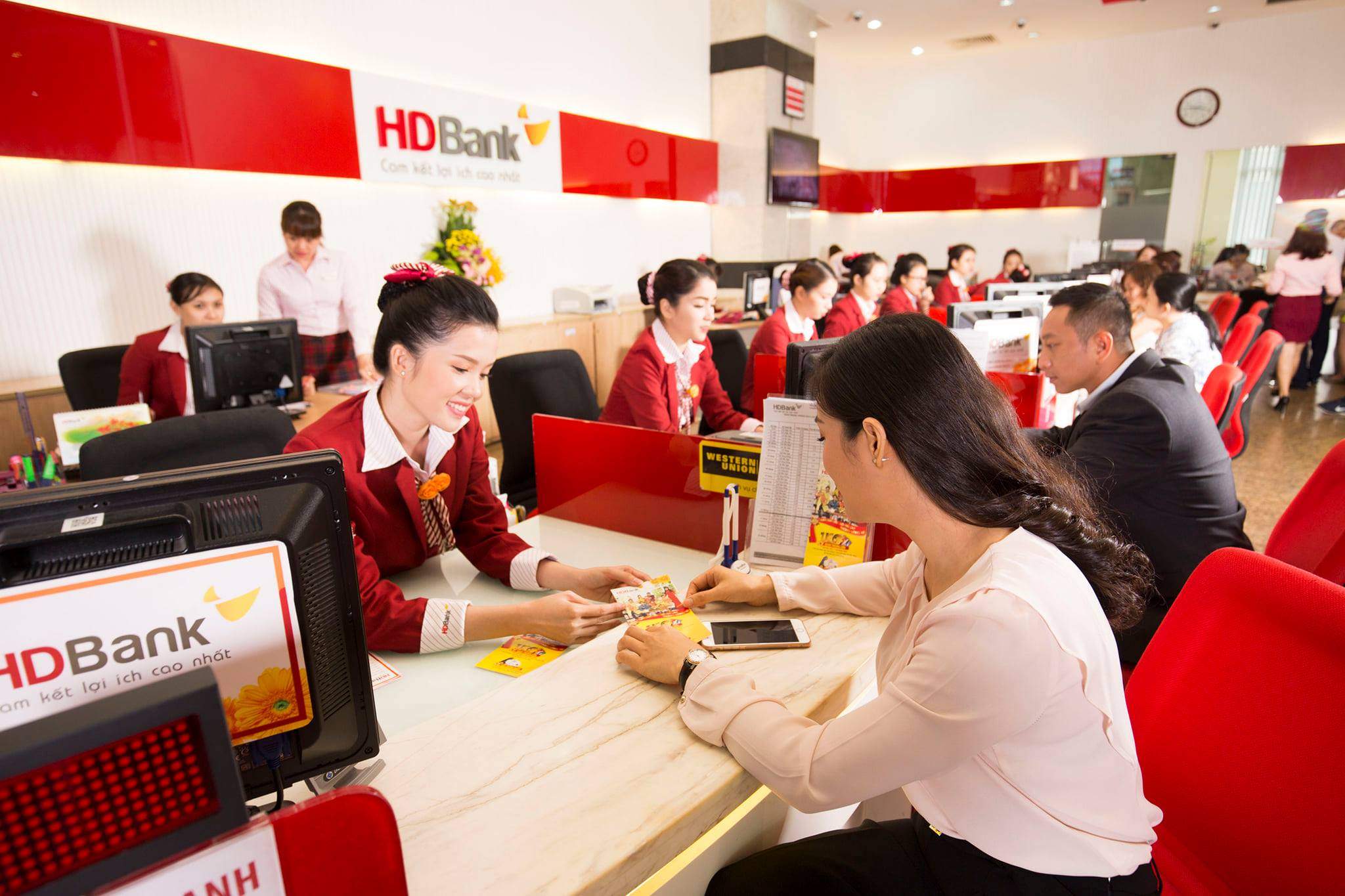 Mở khóa thẻ HDBank tại quầy giao dịch 