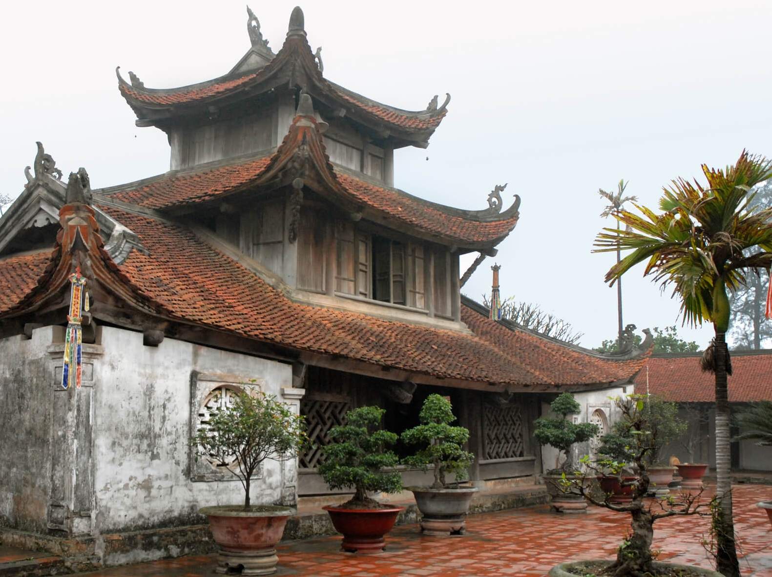 Kiêng mua đất gần đền chùa