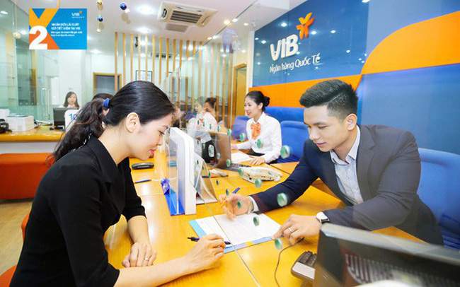 Khóa thẻ VIB trực tiếp tại quầy giao dịch