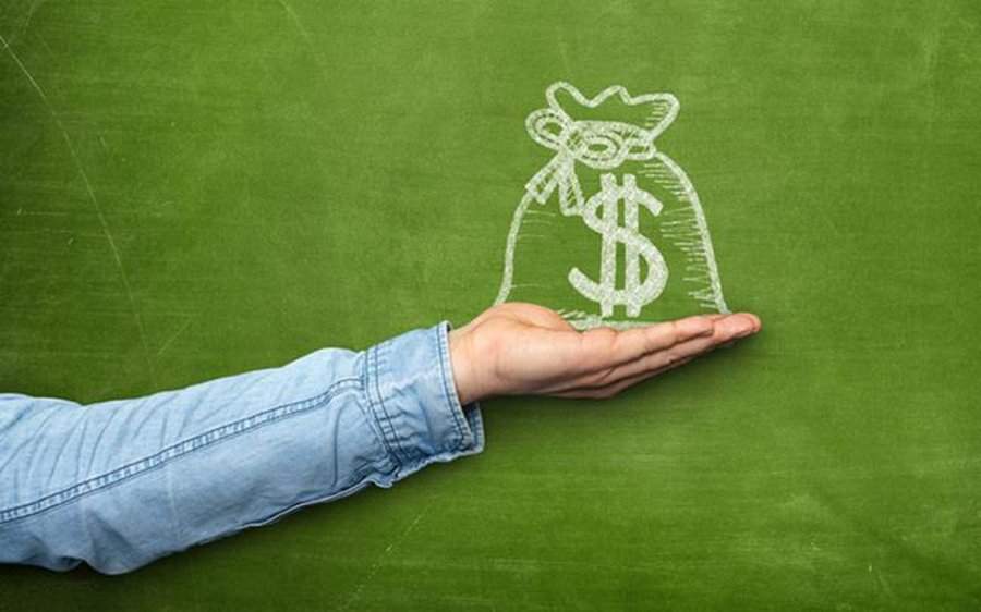 Tuổi trẻ nên tiết kiệm hay hưởng thụ