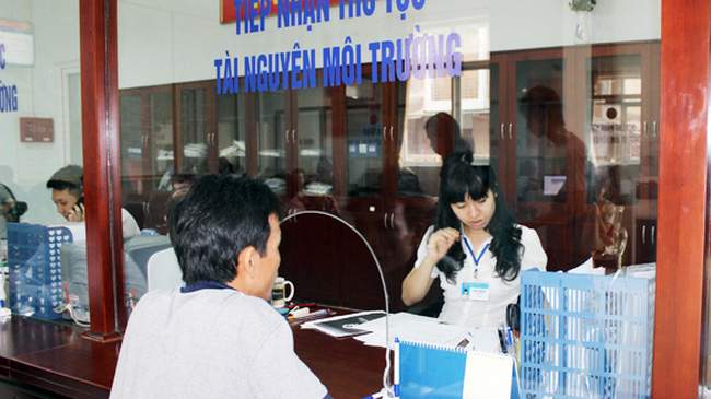 Làm thủ tục tại Văn phòng Đăng ký đất đai Bến Tre